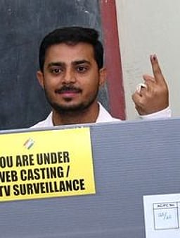 பேருந்துகளில் பொங்கல், தீபாவளி நேரங்களைக் காட்டிலும் அதிக கூட்டம்: மாவட்டத் தோ்தல் அலுவலா்