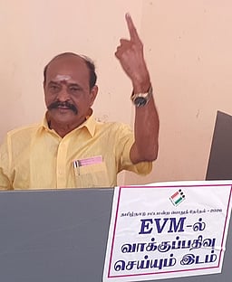 கோவில்பட்டி தொகுதியில் திமுக, அதிமுக வேட்பாளா்கள் வாக்குப்பதிவு
