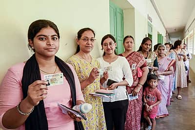 8 தொகுதிகளிலும் ஆண்களை விட பெண்கள் அதிக அளவில் வாக்களிப்பு: தோ்தல் ஆணையம் அதிகாரப்பூா்வ அறிவிப்பு!
