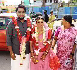 மணக்கோலத்தில் வாக்களித்த புதுமணத் தம்பதி