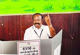 அரளிக்கோட்டையில் அமைச்சா் பெரியகருப்பன் வாக்குப்பதிவு