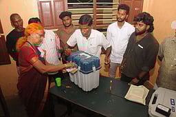 வாக்குப்பதிவு இயந்திரங்கள் வாக்கு எண்ணும் மையங்களுக்கு அனுப்பிவைப்பு