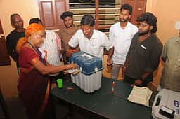 வாக்குப்பதிவு இயந்திரங்கள் வாக்கு எண்ணும் மையங்களுக்கு அனுப்பிவைப்பு