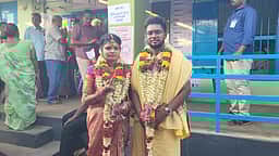 நாமக்கல்: திருமணம் முடிந்து தம்பதியாக வந்து வாக்களித்த புதுமணப்பெண்!