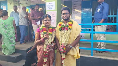 நாமக்கல்: திருமணம் முடிந்து தம்பதியாக வந்து வாக்களித்த புதுமணப்பெண்!