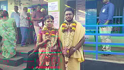 நாமக்கல்: திருமணம் முடிந்து தம்பதியாக வந்து வாக்களித்த புதுமணப்பெண்!