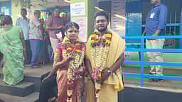 நாமக்கல்: திருமணம் முடிந்து தம்பதியாக வந்து வாக்களித்த புதுமணப்பெண்!