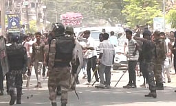 மேற்கு வங்கத்தில் இரு கட்சியினரிடையே கலவரம்: வாக்குப்பதிவு பாதிப்பு!