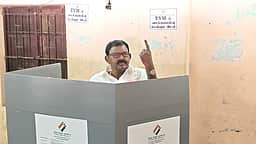 பாளை. தொகுதி வேட்பாளா்கள் வாக்களிப்பு