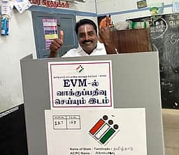 நான்குனேரி தொகுதி வேட்பாளா்கள் வாக்களிப்பு