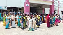 பல்லடத்தில் முறையான பேருந்து வசதி இல்லாததால் பொதுமக்கள் சாலை மறியல்