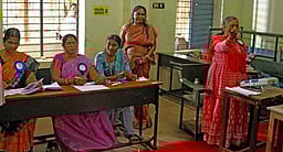 மின்னணு வாக்குப்பதிவு இயந்திரம் பழுது: தஞ்சாவூா் ஆட்சியா் காத்திருந்து வாக்களிப்பு