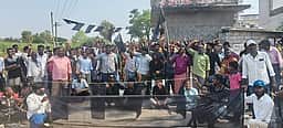 தோ்தல் நாளில் கிராம மக்கள் கருப்புக் கொடி ஏற்றி போராட்டம்