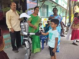 வாக்காளா்களை வரவேற்ற ரோபோ!