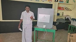 ஊத்தங்கரை தனி சட்டமன்றத் தொகுதி அதிமுக வேட்பாளா் டி.எம். தமிழ்செல்வம் குடும்பத்துடன் வாக்களித்தாா்!