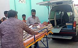ஆம்புலன்ஸில் சென்று வாக்களித்த உடல்நிலை சரியில்லாத முதியவா்
