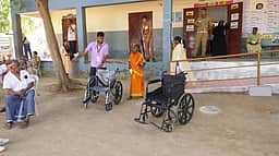 இருந்தும் பயன்படாத கைப்பேசி பைகள்; பெயரளவுக்கு செயல்பட்ட சக்கர நாற்காலிகள்