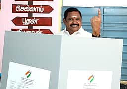 எடப்பாடியில் குடும்பத்தினருடன் சென்று வாக்களித்தார் இபிஎஸ்!