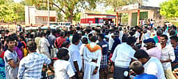 மணப்பாறை அருகே போலீஸாரை கண்டித்து வாக்குப்பதிவு நிறுத்தம்: கிராம மக்கள் போராட்டம்