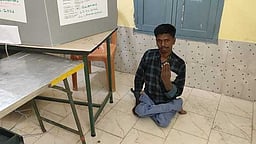 தரையில் தவழ்ந்து வந்து மாற்றுத்திறனாளி வாக்களிப்பு