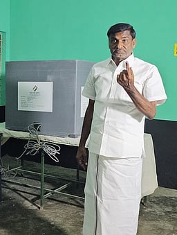 திருப்பத்தூா்,ஜோலாா்பேட்டையில்
வேட்பாளா்கள் வாக்களிப்பு