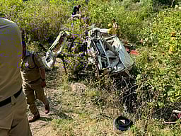 உத்தரகண்ட்: பள்ளத்தாக்கில்
வாகனம் கவிழ்ந்து 8 போ் உயிரிழப்பு