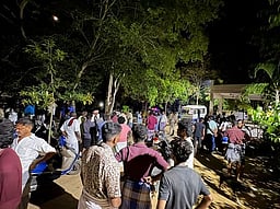 நெடுவாசலில் வாக்குப்பதிவு இயந்திரங்களை எடுக்கச் சென்றவாகனத்தை முற்றுகையிட்டு போராட்டம்