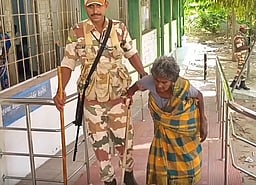 வீல்சேர் வசதி இல்லாததால் வாக்களிக்க வந்த முதியவர்கள் அவதி!