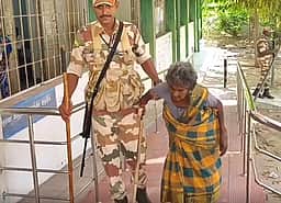 வீல்சேர் வசதி இல்லாததால் வாக்களிக்க வந்த முதியவர்கள் அவதி!