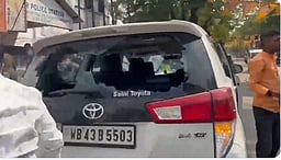 மேற்குவங்க பாஜக எம்எல்ஏ கார் மீது கற்கள் வீசித் தாக்குதல்!