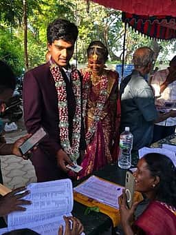 திருச்சி மாவட்டத்தில் புதுமணத் தம்பதிகள் வாக்களிப்பு!