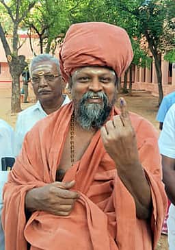 பொன்னம்பல அடிகளாா், காா்த்தி சிதம்பரம் எம்.பி. வாக்களிப்பு