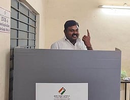 சங்கரன்கோவிலில் வேட்பாளா்கள் வாக்குப் பதிவு