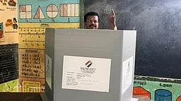 பேராவூரணி திமுக, அதிமுக வேட்பாளா் வாக்களித்தனா்