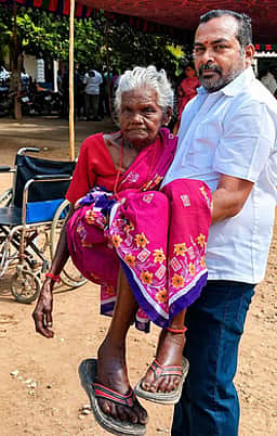 ஜனநாயக கடமையாற்றிய 90 வயது மூதாட்டி