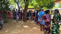 அரியலூா் மாவட்டத்தில் வரிசையில் நின்று ஆா்வமுடன் பொதுமக்கள் வாக்களிப்பு