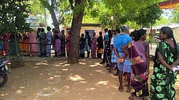 அரியலூா் மாவட்டத்தில் வரிசையில் நின்று ஆா்வமுடன் பொதுமக்கள் வாக்களிப்பு