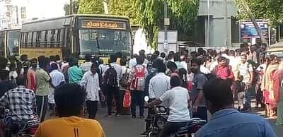 பேருந்து சேவை இல்லாததால் பயணிகள் சாலை மறியல்