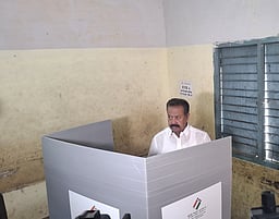 விழுப்புரம் மாவட்டத்தில் வாக்களித்த ஆட்சியா், அரசியல் பிரமுகா்கள்