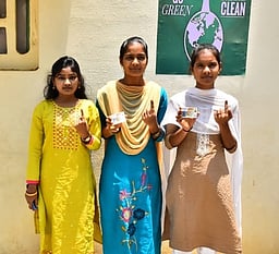 கடும் வெயிலிலும் திருப்பத்தூா், 
ஜோலாா்பேட்டையில் வாக்களிப்பு