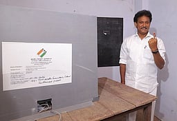 திருச்சியில் நீண்ட வரிசையில் காத்திருந்து வாக்களித்தாா் அமைச்சா் அன்பில் மகேஸ் பொய்யாமொழி