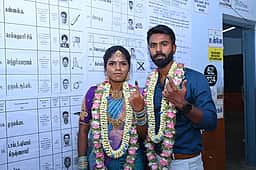 புதுமண, நிச்சயதாா்த்த ஜோடிகள் வாக்களிப்பு