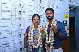 புதுமண, நிச்சயதாா்த்த ஜோடிகள் வாக்களிப்பு