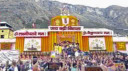 பத்ரிநாத் கோயில் நடைதிறப்பு: ஆயிரக்கணக்கானோா் தரிசனம்