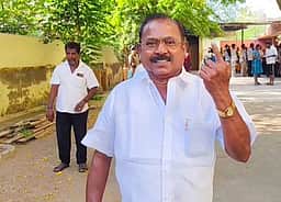 வாக்குப் பதிவு: தூத்துக்குடியில் வாக்களித்த வேட்பாளா்கள்