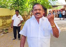 வாக்குப் பதிவு: தூத்துக்குடியில் வாக்களித்த வேட்பாளா்கள்