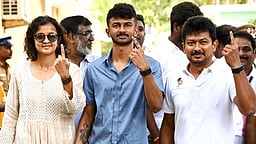 ஜனநாயகத்தையும் - அரசியலமைப்பையும் காப்போம்! உதயநிதி ஸ்டாலின்