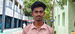 மொடக்குறிச்சி தொகுதி: ஆா்வத்துடன் வாக்களிக்க வந்த இளம்வாக்காளா்கள்