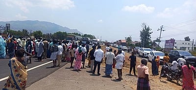 அரியானூா் அருகே காளியம்மன் கோயிலுக்கு தடுப்பு வேலி; கோவை தேசிய நெடுஞ்சாலையில் பொதுமக்கள் சாலை மறியல்!