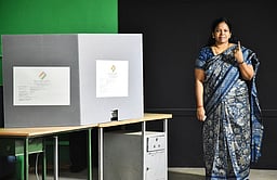 வரிசையில் நின்று வாக்களித்த திருப்பத்தூா் ஆட்சியா்